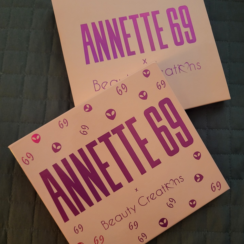 Annette 69 Glam Eyeshadow Palette with 16 Vibrant Colors - Picture 5 of 10